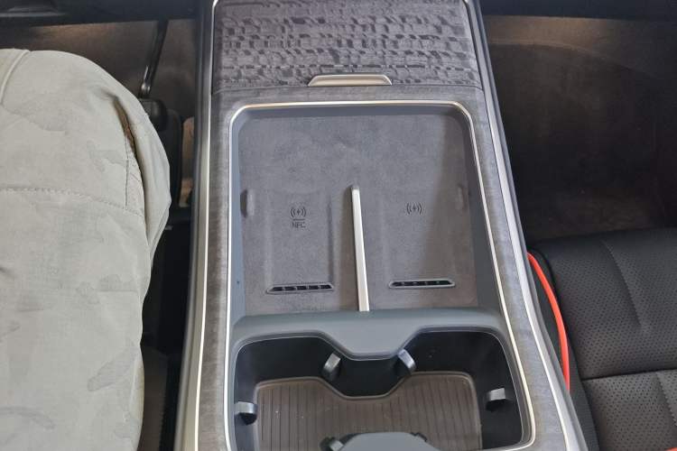 Used ONVO Luxeed L90 2025 Model—Ultra Six-Seater Version Gear Lever