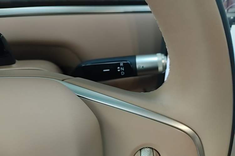 Used ONVO Luxeed L90 2025 Model—Ultra Six-Seater Version Gear Lever