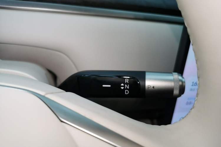 Used ONVO Luxeed L90 2025 Model—Ultra Six-Seater Version Gear Lever