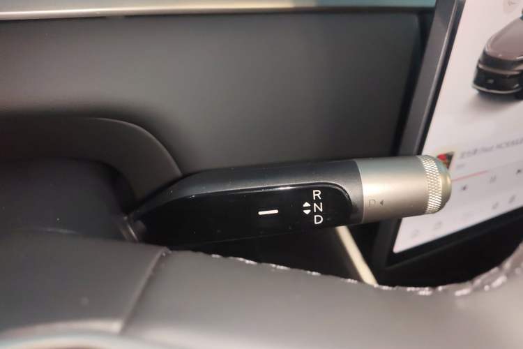Used ONVO Luxeed L90 2025 Model—Max Six-Seater Version Gear Lever