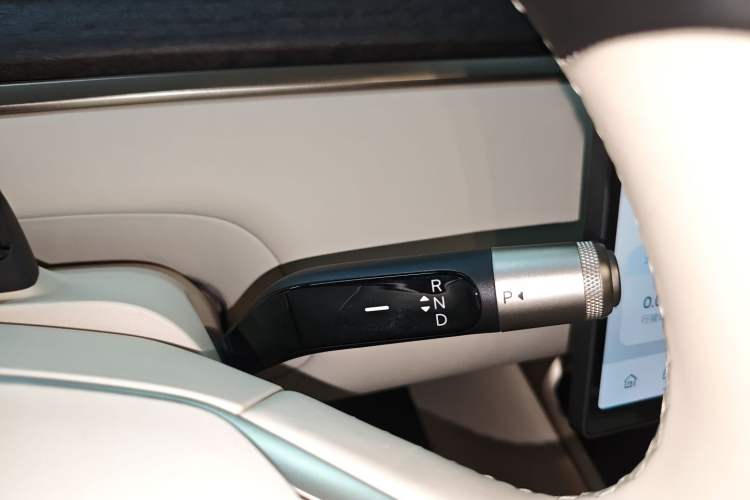 Used ONVO Luxeed L90 2025 Model—Ultra Six-Seater Version Gear Lever