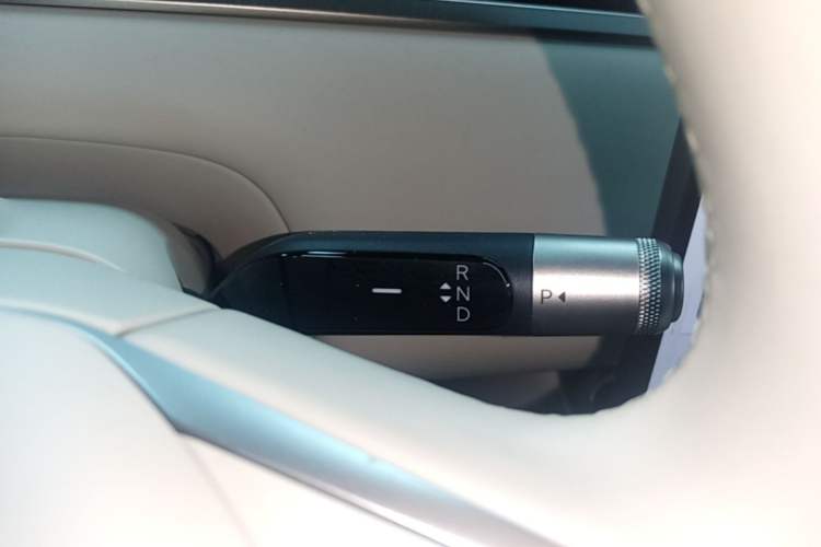 Used ONVO Luxeed L90 2025 Model—Max Six-Seater Version Gear Lever