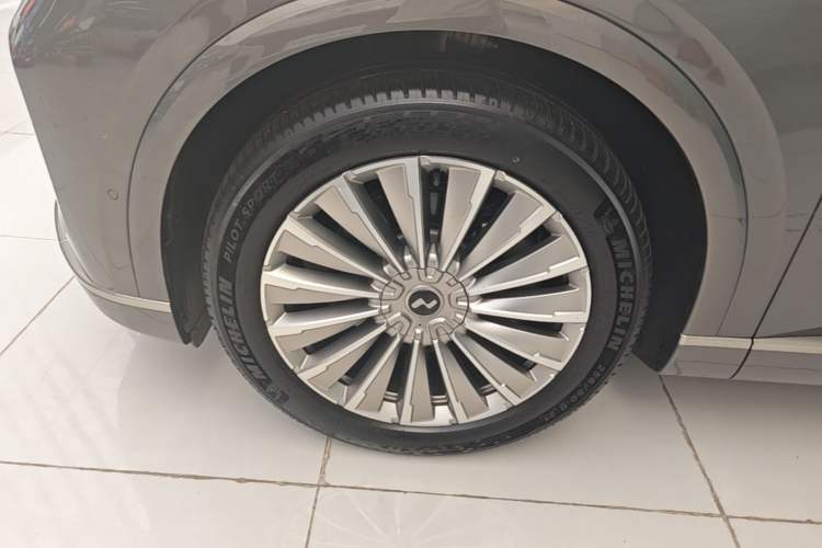 Used ONVO Luxeed L90 2025 Model—Ultra Six-Seater Version Left Front Wheel Hub