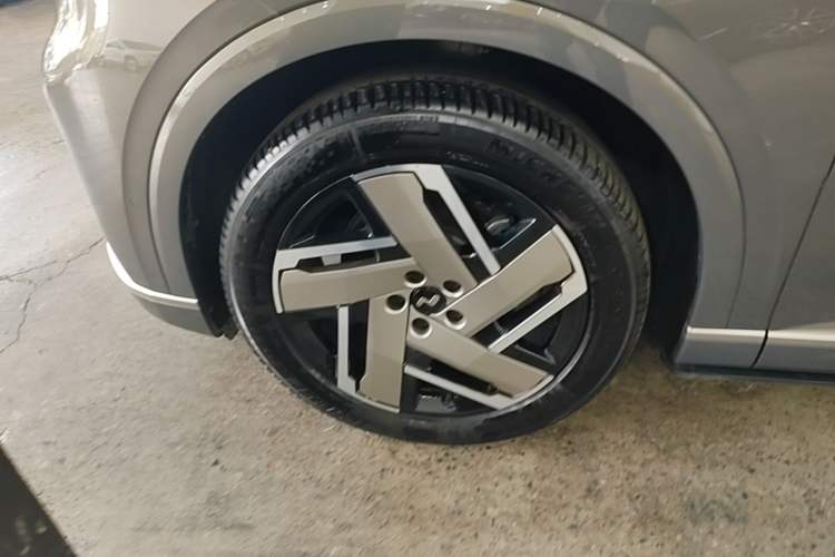 Used ONVO Luxeed L90 2025 Model—Ultra Six-Seater Version Left Front Wheel Hub