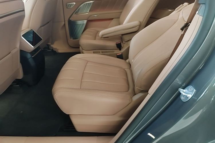 Used ONVO Luxeed L90 2025 Model—Ultra Six-Seater Version Left Rear Seat