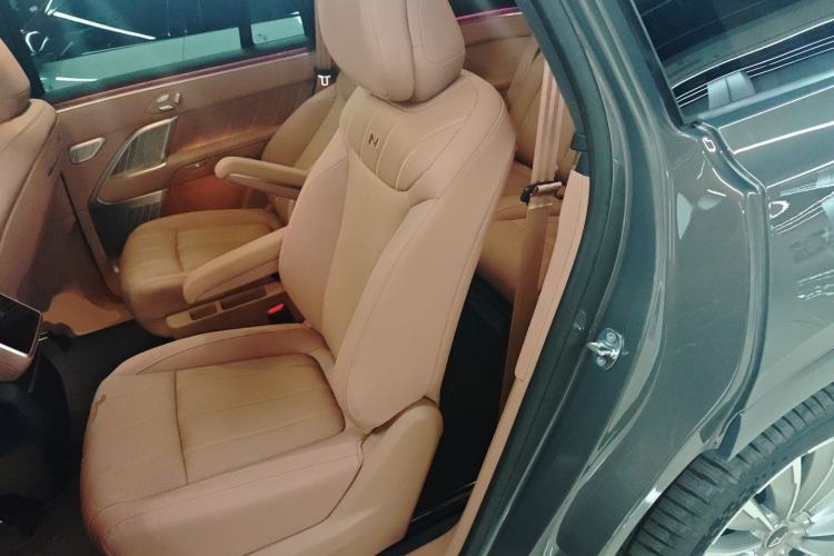 Used ONVO Luxeed L90 2025 Model—Max Six-Seater Version Left Rear Seat