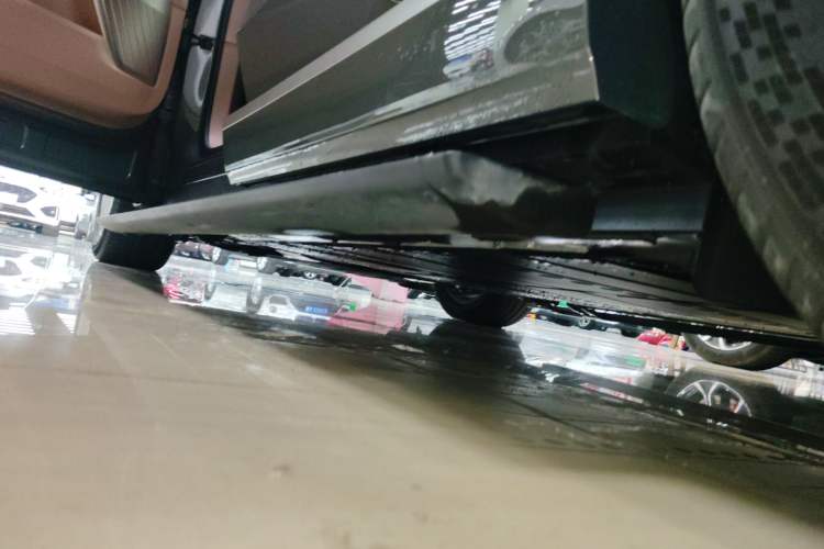 Used ONVO Luxeed L90 2025 Model—Ultra Six-Seater Version Left Side Sill