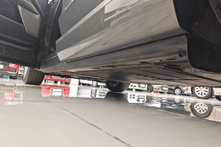 Used ONVO Luxeed L90 2025 Model—Ultra Six-Seater Version Left Side Sill
