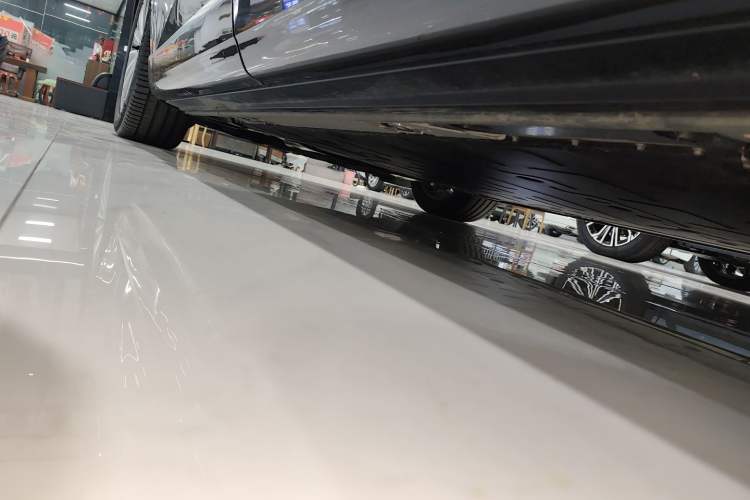 Used ONVO Luxeed L90 2025 Model—Max Six-Seater Version Left Side Sill