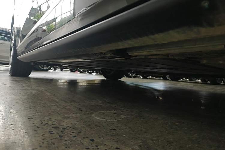 Used ONVO Luxeed L90 2025 Model—Ultra Six-Seater Version Left Side Sill