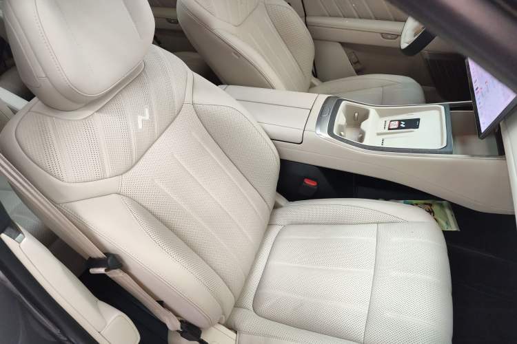 Used ONVO Luxeed L90 2025 Model—Ultra Six-Seater Version Right Front Seat