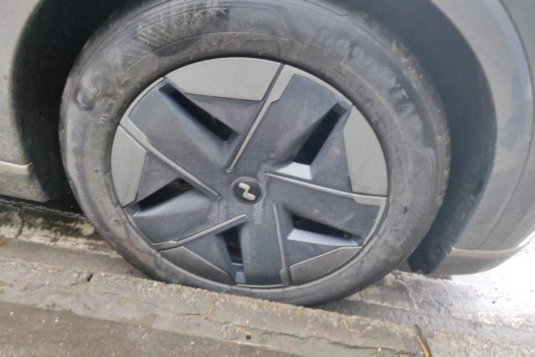 Used ONVO Luxeed L90 2025 Model—Ultra Six-Seater Version Right Front Wheel Hub