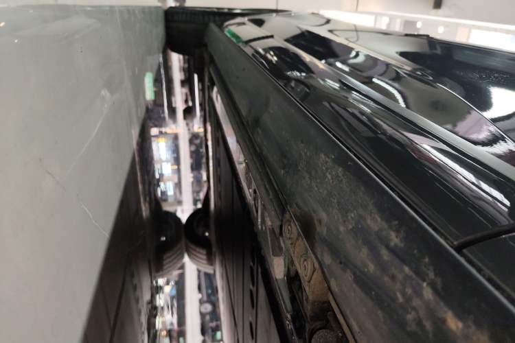 Used ONVO Luxeed L90 2025 Model—Ultra Six-Seater Version Right Side Sill