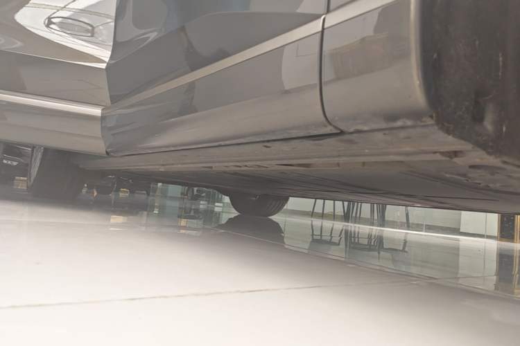 Used ONVO Luxeed L90 2025 Model—Ultra Six-Seater Version Right Side Sill
