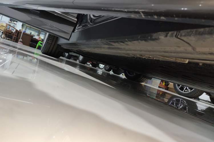 Used ONVO Luxeed L90 2025 Model—Max Six-Seater Version Right Side Sill