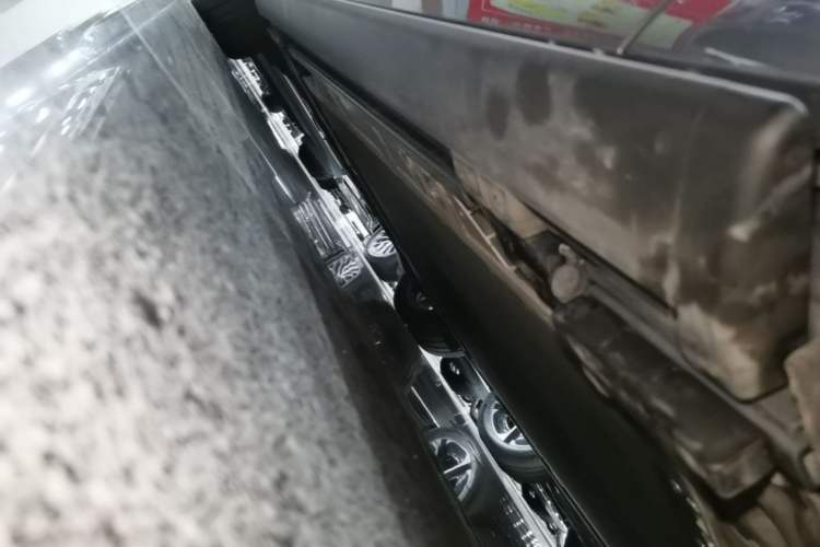 Used ONVO Luxeed L90 2025 Model—Ultra Six-Seater Version Right Side Sill