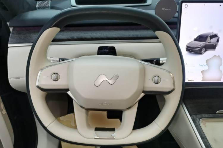 Used ONVO Luxeed L90 2025 Model—Ultra Six-Seater Version Steering Wheel