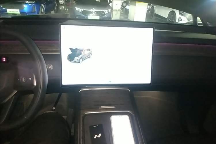 Used ONVO Luxeed L90 2025 Model—Ultra Six-Seater Version Center Console