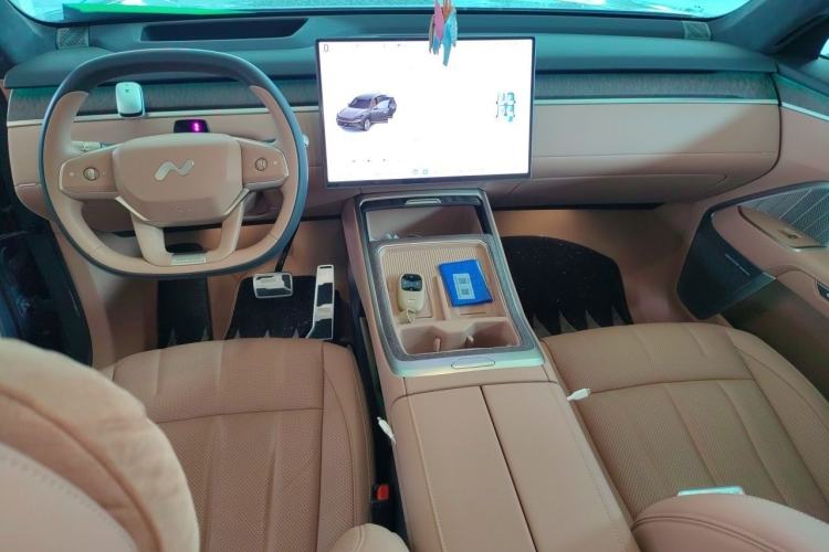 Used ONVO Luxeed L90 2025 Model—Ultra Six-Seater Version Center Console