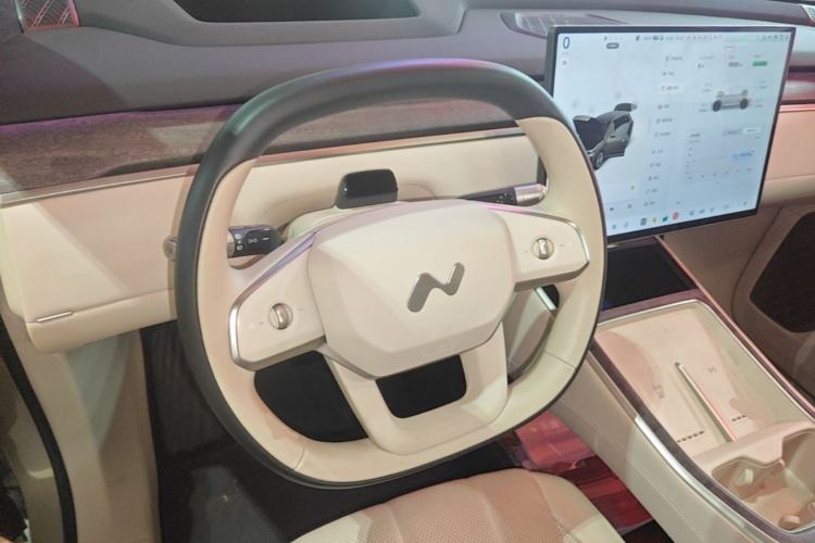 Used ONVO Luxeed L90 2025 Model—Max Six-Seater Version Center Console