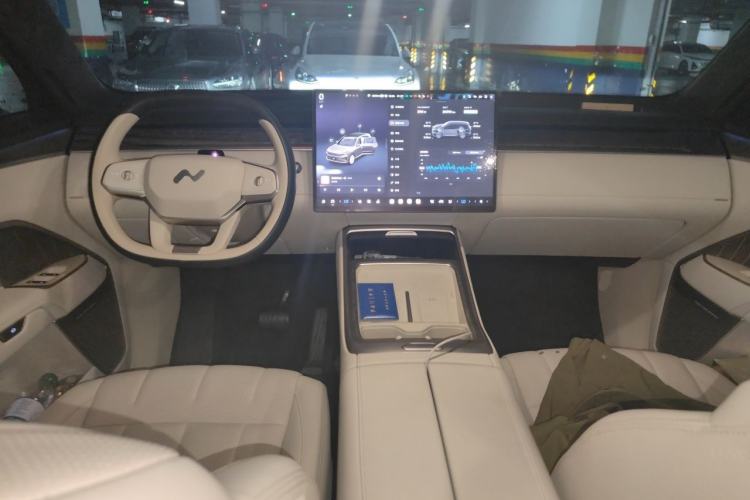 Used ONVO Luxeed L90 2025 Model—Max Six-Seater Version Center Console