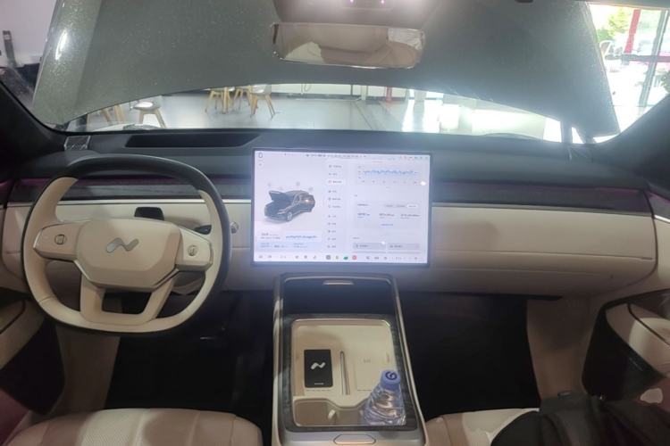 Used ONVO Luxeed L90 2025 Model—Ultra Six-Seater Version Center Console