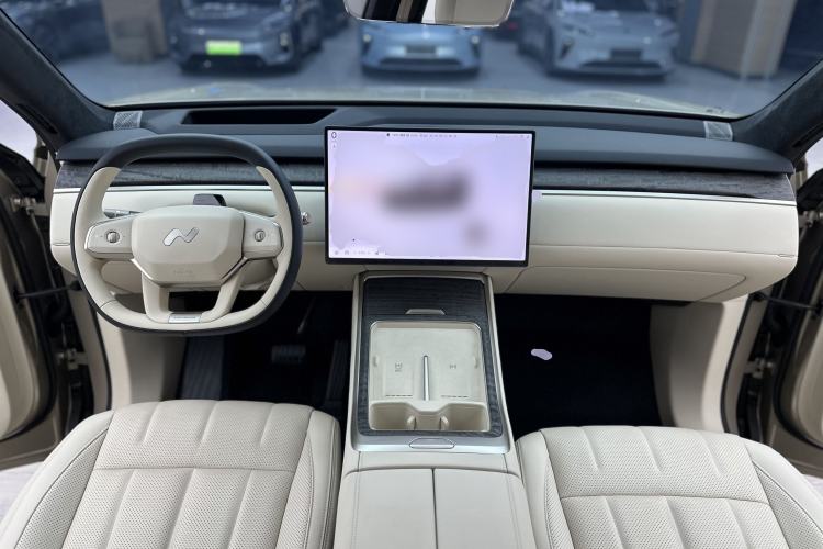Used ONVO Luxeed L90 2025 Model—Max Six-Seater Version Center Console