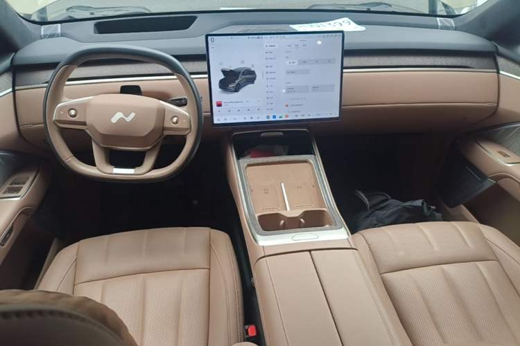 Used ONVO Luxeed L90 2025 Model—Max Six-Seater Version Center Console