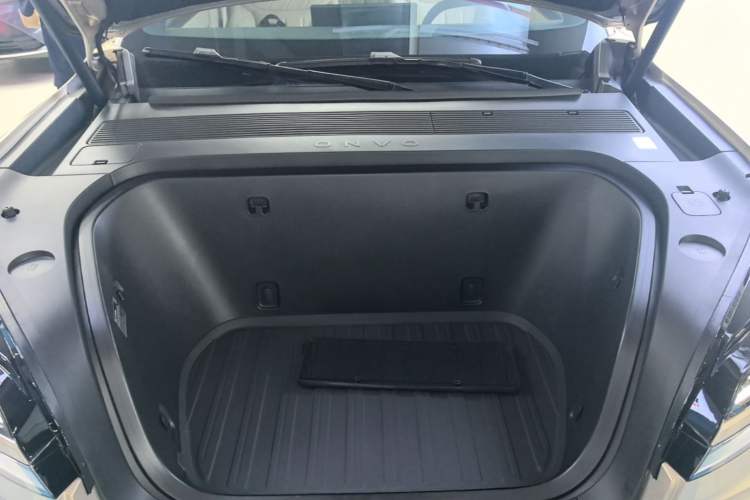 Used ONVO Luxeed L90 2025 Model—Ultra Six-Seater Version Engine Bay