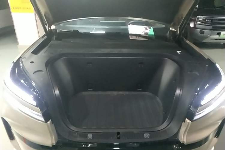 Used ONVO Luxeed L90 2025 Model—Ultra Six-Seater Version Engine Bay
