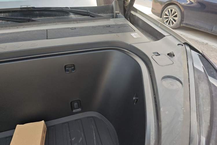 Used ONVO Luxeed L90 2025 Model—Max Six-Seater Version Engine Bay Left
