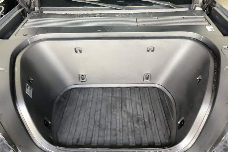 Used ONVO Luxeed L90 2025 Model—Ultra Six-Seater Version Engine Bay