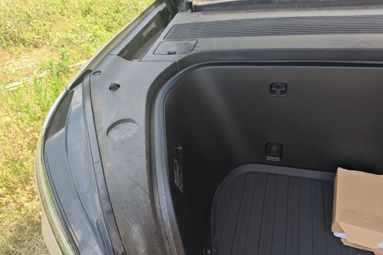 Used ONVO Luxeed L90 2025 Model—Max Six-Seater Version Engine Bay Right