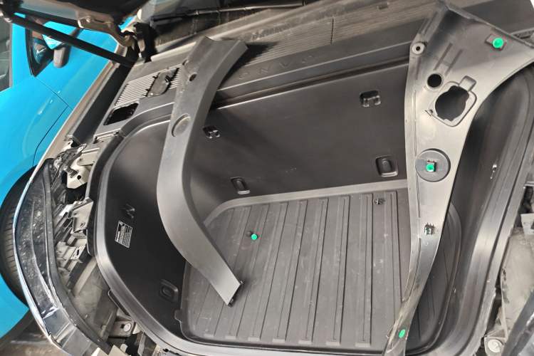 Used ONVO Luxeed L90 2025 Model—Max Six-Seater Version Engine Bay