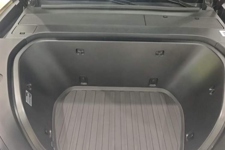 Used ONVO Luxeed L90 2025 Model—Ultra Six-Seater Version Engine Bay