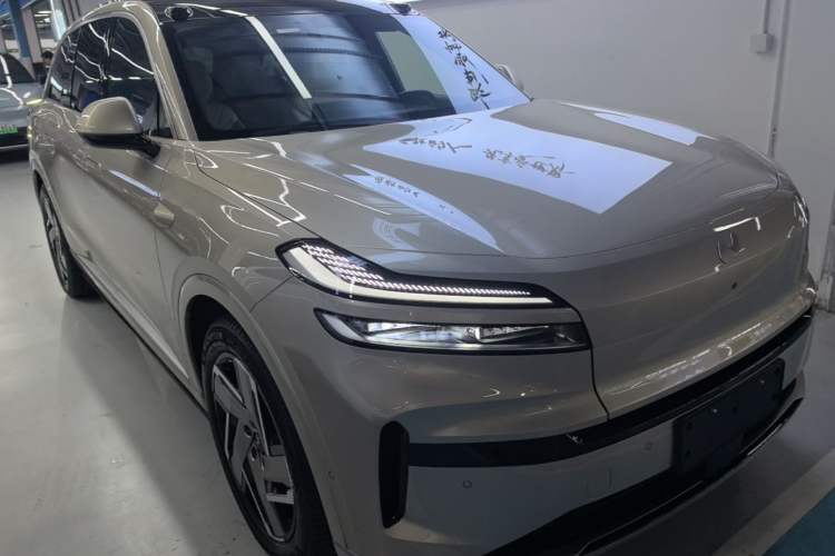 Used ONVO Luxeed L90 2025 Model—Ultra Six-Seater Version Front Right 45 Deg