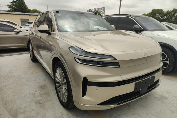 Used ONVO Luxeed L90 2025 Model—Ultra Six-Seater Version Front Right 45 Deg