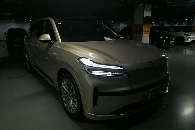 Used ONVO Luxeed L90 2025 Model—Ultra Six-Seater Version Front Right 45 Deg