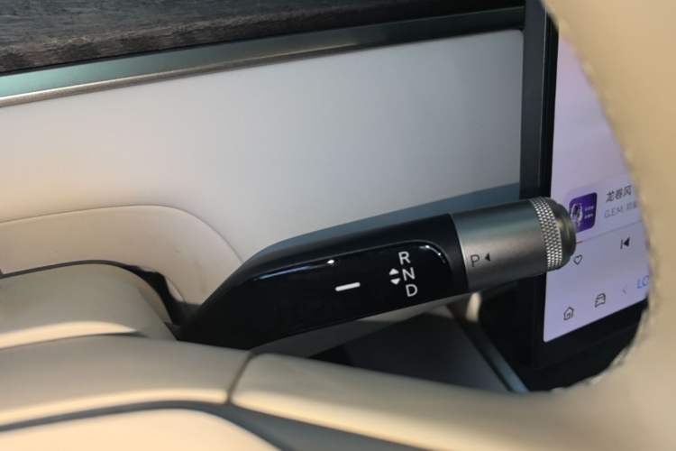 Used ONVO Luxeed L90 2025 Model—Ultra Six-Seater Version Gear Lever