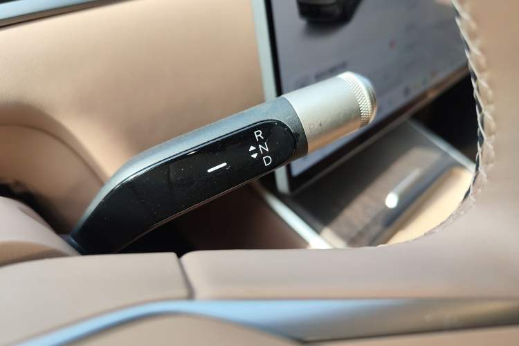 Used ONVO Luxeed L90 2025 Model—Ultra Six-Seater Version Gear Lever