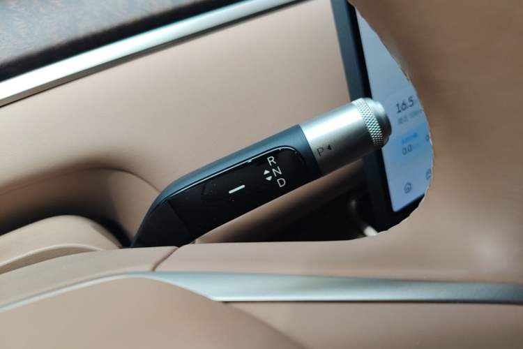 Used ONVO Luxeed L90 2025 Model—Ultra Six-Seater Version Gear Lever