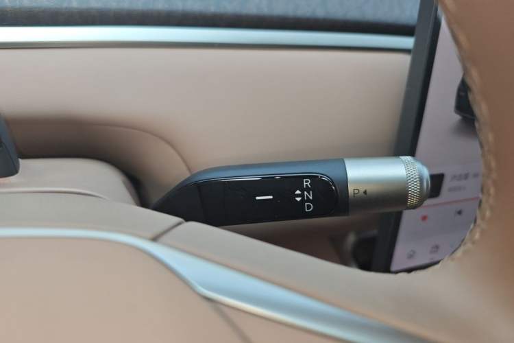 Used ONVO Luxeed L90 2025 Model—Max Six-Seater Version Gear Lever