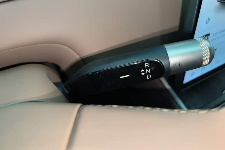 Used ONVO Luxeed L90 2025 Model—Max Six-Seater Version Gear Lever