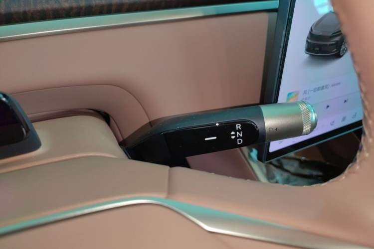 Used ONVO Luxeed L90 2025 Model—Ultra Six-Seater Version Gear Lever