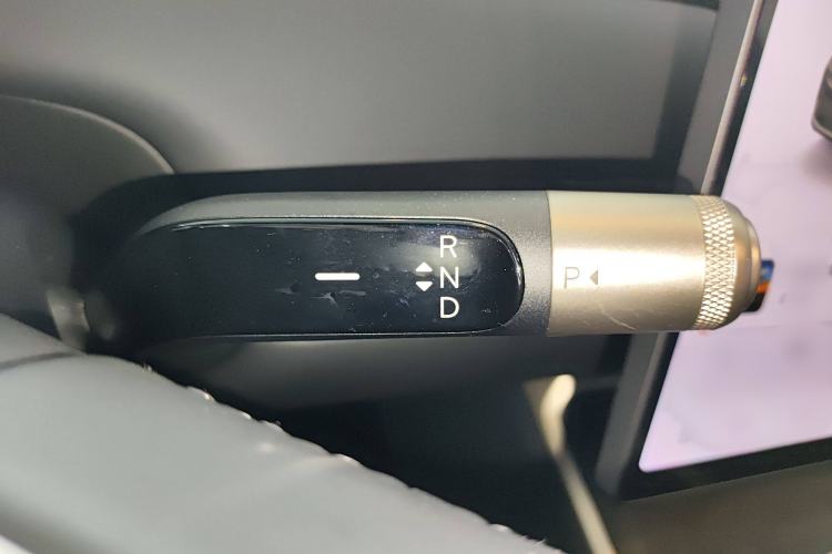 Used ONVO Luxeed L90 2025 Model—Ultra Six-Seater Version Gear Lever