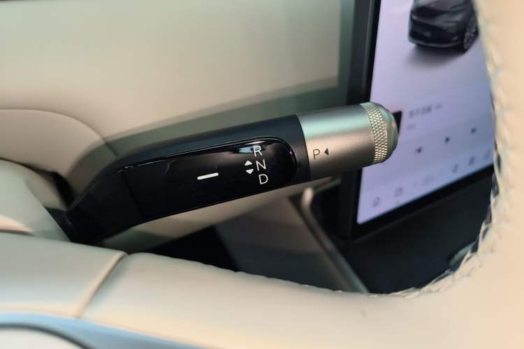 Used ONVO Luxeed L90 2025 Model—Ultra Six-Seater Version Gear Lever