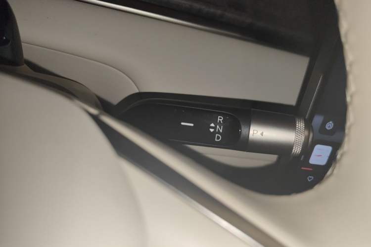 Used ONVO Luxeed L90 2025 Model—Max Six-Seater Version Gear Lever