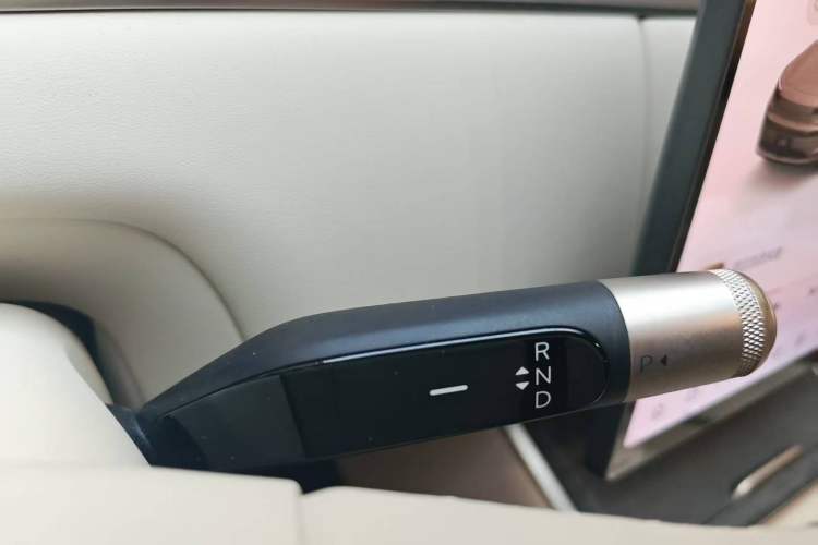 Used ONVO Luxeed L90 2025 Model—Max Six-Seater Version Gear Lever