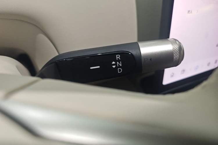 Used ONVO Luxeed L90 2025 Model—Ultra Six-Seater Version Gear Lever