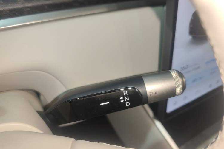Used ONVO Luxeed L90 2025 Model—Ultra Six-Seater Version Gear Lever